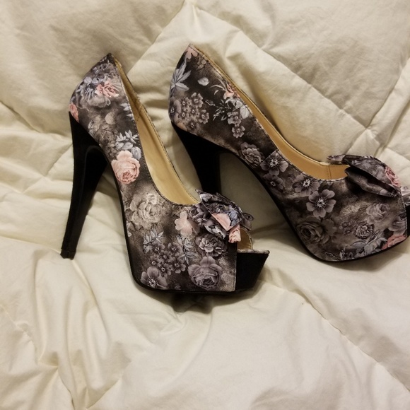 NWOT Beautiful ANNA heels size 8. - Picture 2 of 4